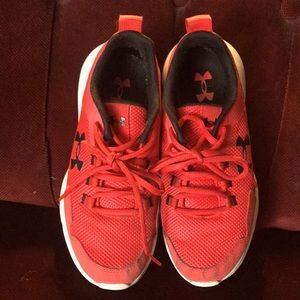 UNDER ARMOUR BOYS SHOES SIZE 5Y